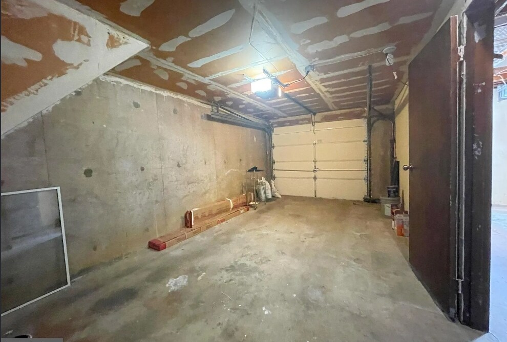 Garage - 8708 Hargrave St