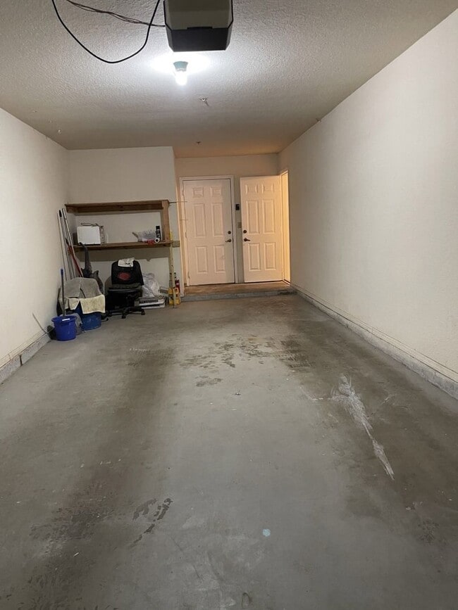Building Photo - Beautiful 1st floor, 3 bedroom/2 bath cond...