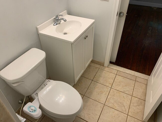 Building Photo - Amazing Studio Apartment located in Univer...