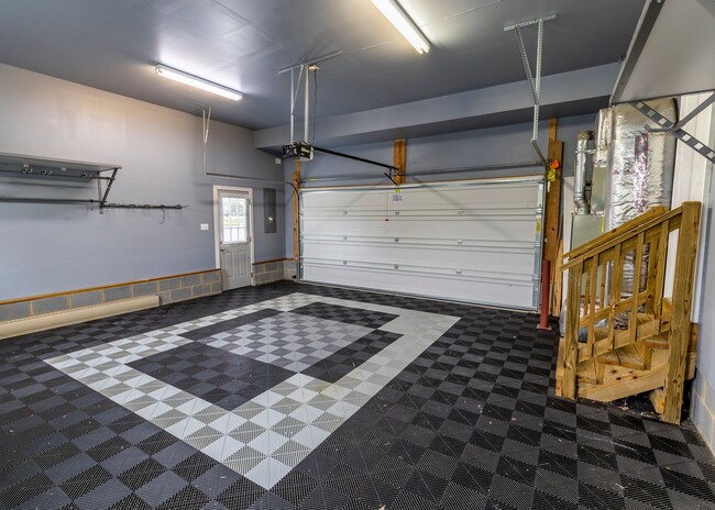 Building Photo - Huge house with vaulted ceilings and fenced in rear yard