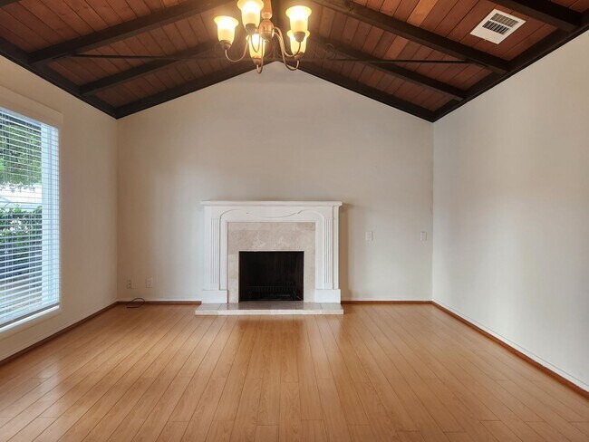 Building Photo - Check out this cozy 2-bedroom, 1-bathroom apartment located in the heart of Mountain View!