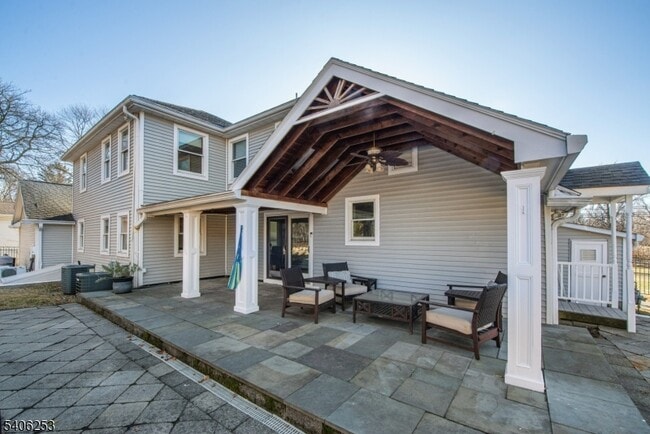 Building Photo - 414 Mineral Springs Dr