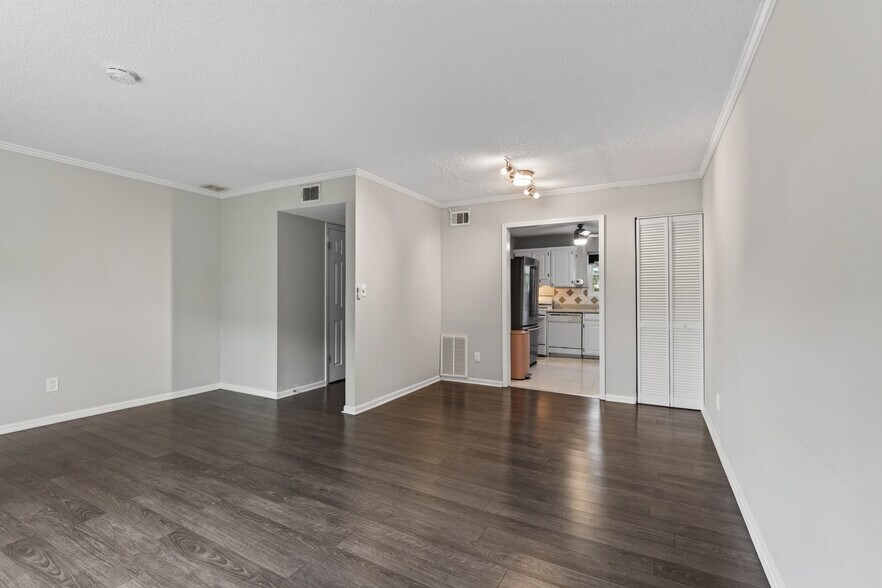 Building Photo - 5631 Kingsport Dr