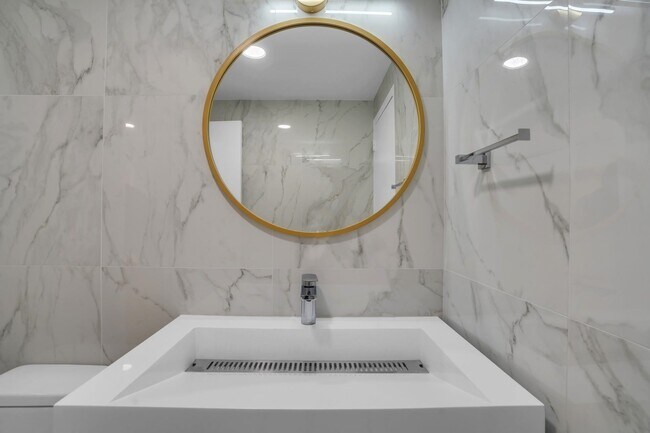 Building Photo - 1055 River Rd