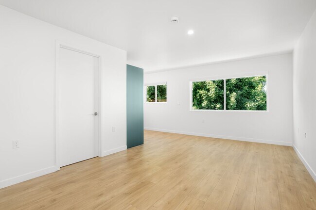 Building Photo - 1422 Tamarind Ave