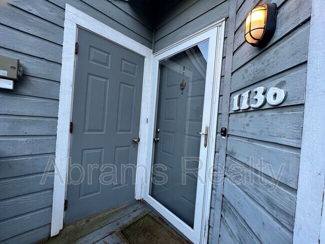 Building Photo - 1136 Glengarry Way