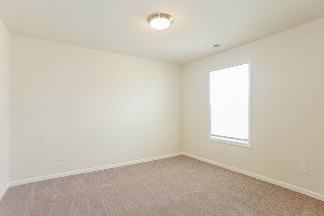 Building Photo - 3 Bedroom in Graniteville!
