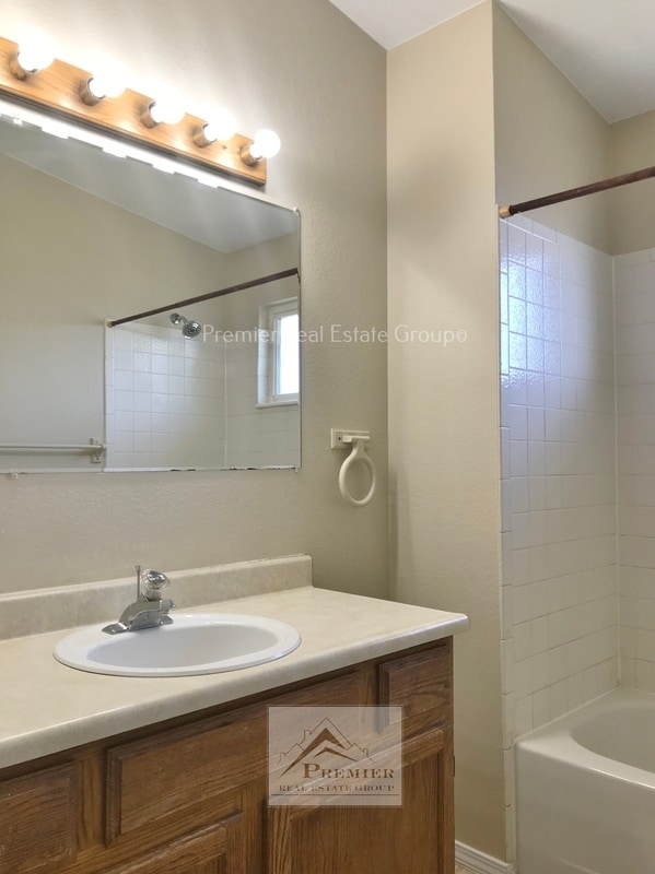 Building Photo - 527 Comanche Village Dr