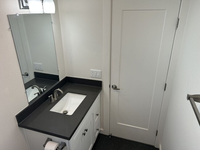 Building Photo - Super Cute 1 Bedroom, 1 Bath West Petaluma...