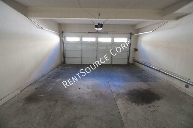 Building Photo - 3 Bedroom Townhome For Rent in Canyon Park...