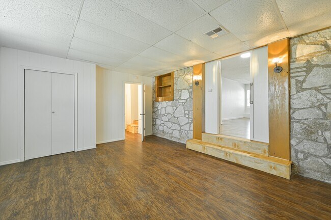 Building Photo - 713 NE 34th Terrace