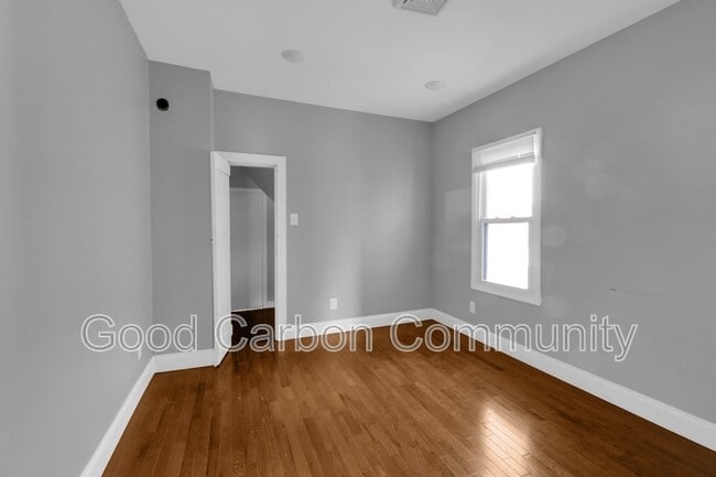 Building Photo - 84 Crane St