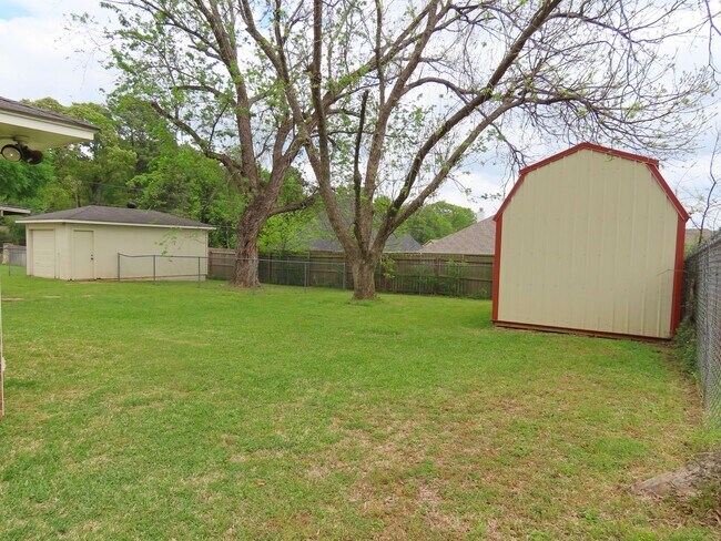 Building Photo - Spacious 4-Bedroom Home in Whitehouse ISD – Pet-Friendly with Large Fenced Yard! Bonus: Lawncare ...