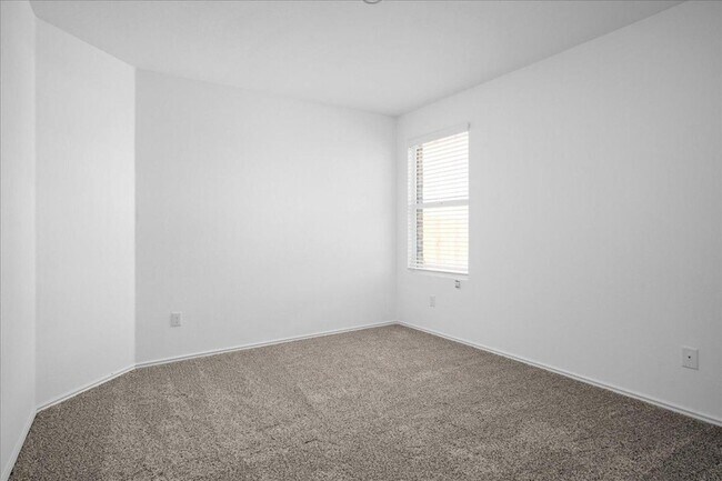 Building Photo - 404 Escondido Cir