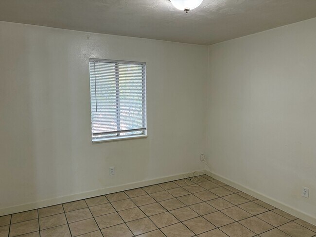 Building Photo - 215 Lovelace Dr