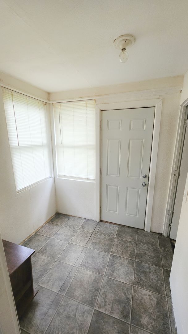 Primary Photo - Charming Historic 2-Bedroom Home in Des Mo...