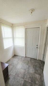 Building Photo - Charming Historic 2-Bedroom Home in Des Mo...