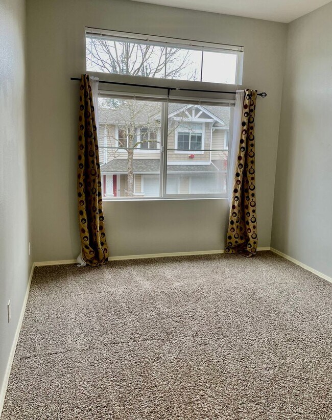 Building Photo - 2 Bed / 1 bath townhome at Summerhill Village in Issaquah $2,895/mo