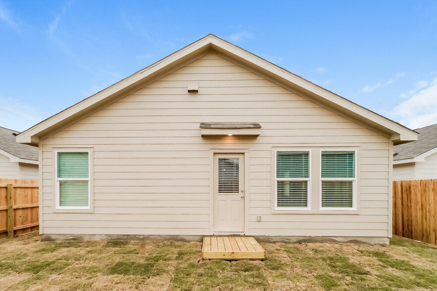 Building Photo - 2415 Lake Hls