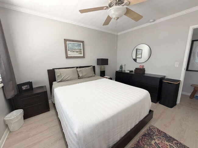 Building Photo - "Charming 1-Bedroom Condo Retreat in Dunedin's Heart - Cozy, Convenient & Inviting!"