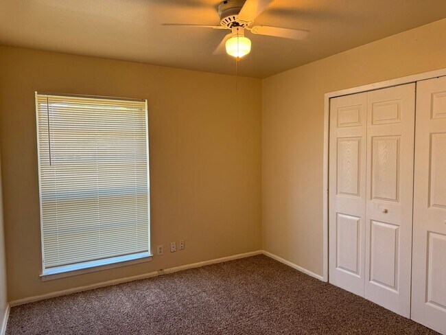Building Photo - 225 Meadow Ln