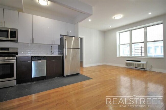 Building Photo - 2 bedroom in ELMHURST NY 11373