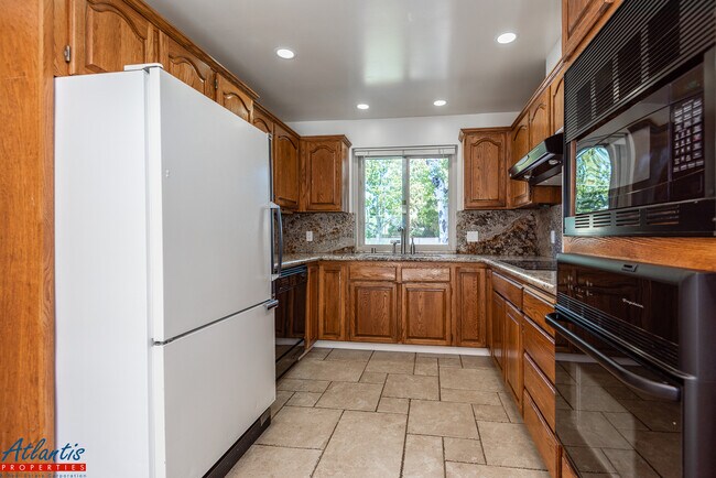 Building Photo - Heatherstone Way / Village Ct