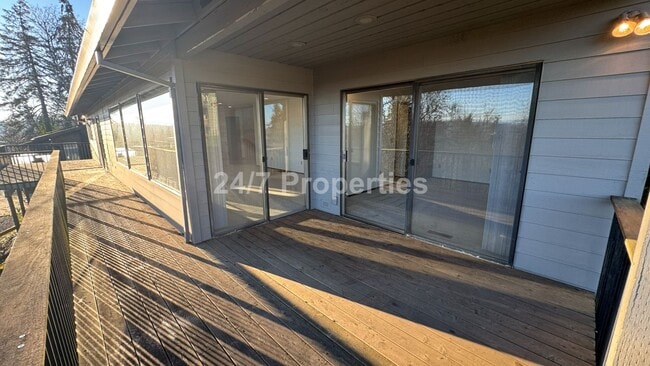 Building Photo - 3 BD I 3.5 BA Home - Separate Living Areas