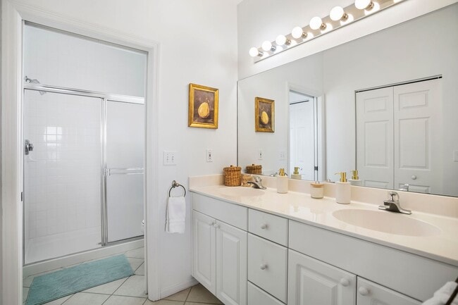 Building Photo - ** CROWN POINTE SHORES ** 2 BED + DEN / 2 BATH - GARAGE - TURNKEY FURNISHED - ANNUAL RENTAL