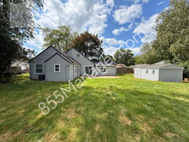 Building Photo - Updated 4-Bedroom with Primary Suite & Fen...