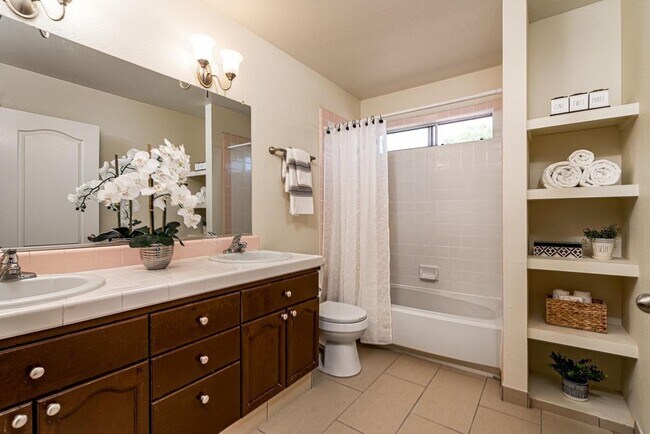 Building Photo - Beautiful 3 bedroom home in Clovis!