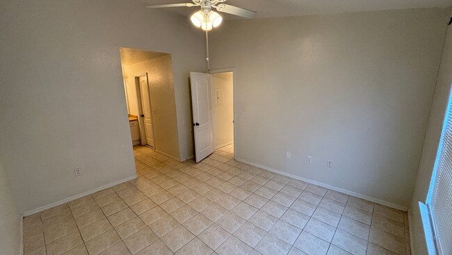 Building Photo - Two Bedroom, One Bath in Orlando - Priced ...