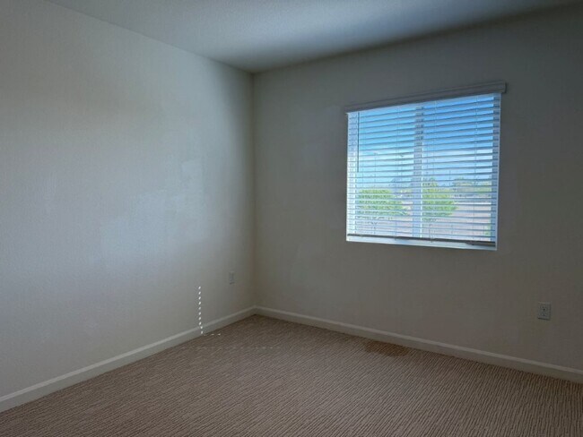 Building Photo - Newer 4 Bed / 2.5 Bath Home in Spring Lake | Owned Solar | Prime Location