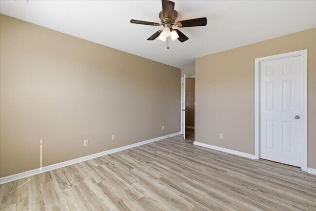 Building Photo - Beautiful 3BR Home in Lakeshore – Private Yard – Prime Port Wentworth Location