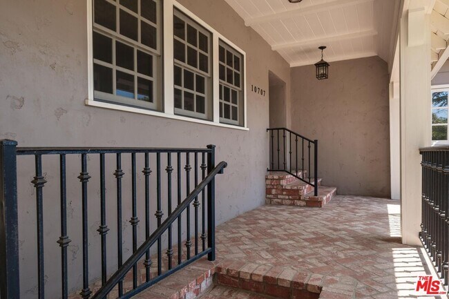 Building Photo - 10707 Wellworth Ave