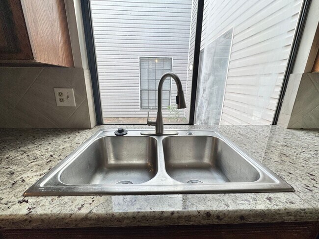 Building Photo - 3 Bed 2 bath!