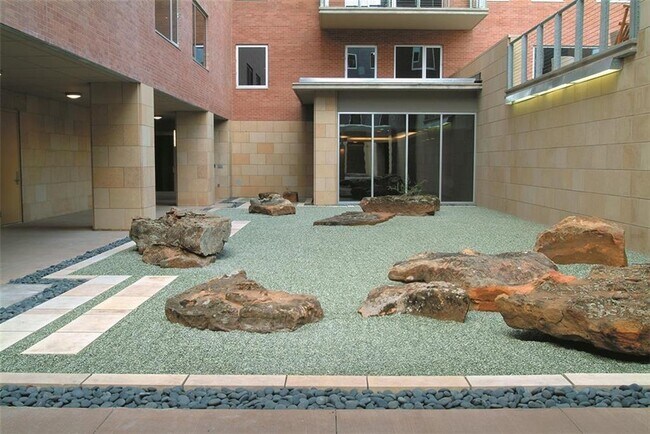 Building Photo - 901 W 9th St