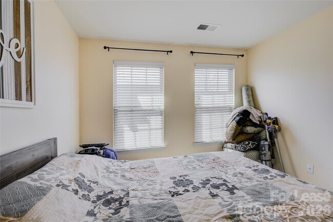 Building Photo - 1731 Evergreen Dr