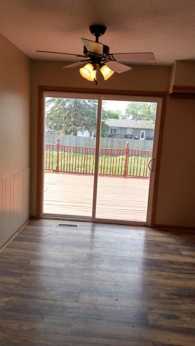 Building Photo - 1915 E Dodge St