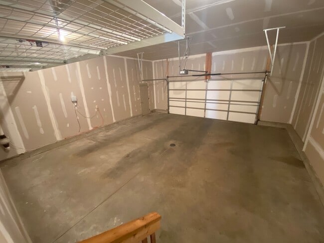 Building Photo - Large Ranch Style Twin Home For Rent