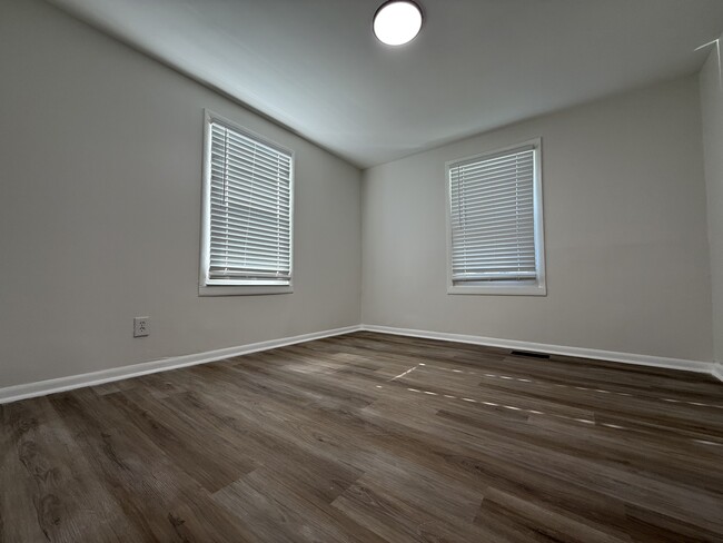 Building Photo - 321 Easy St