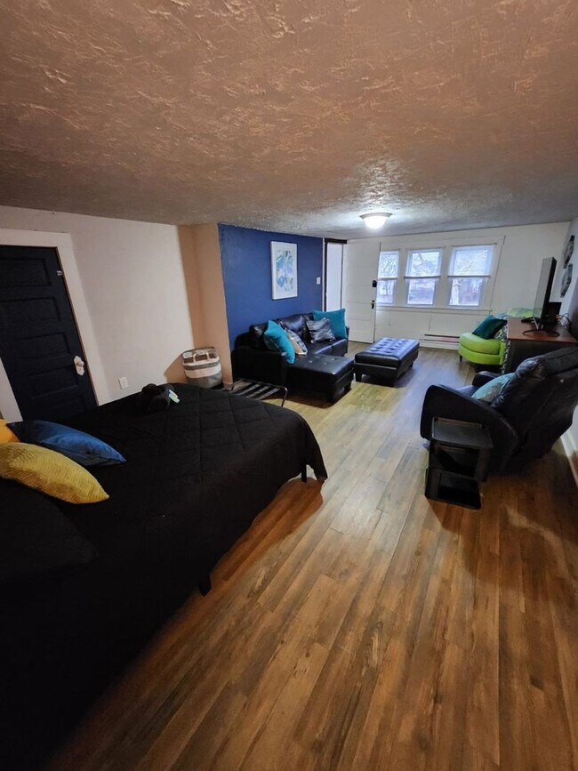 Building Photo - 1856 Lampson Rd