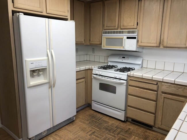 Kitchen - 414 Galleria Dr
