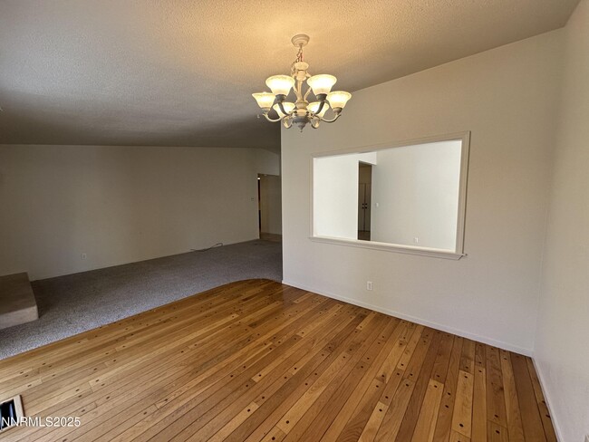 Building Photo - 835 Singingwood Dr