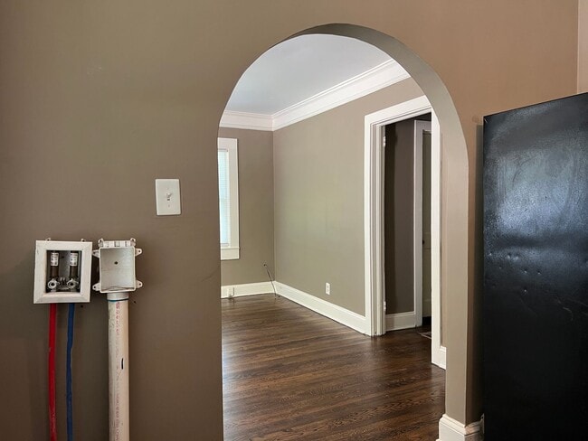 Building Photo - Freshly Updated 3/1 Duplex in Spartanburg