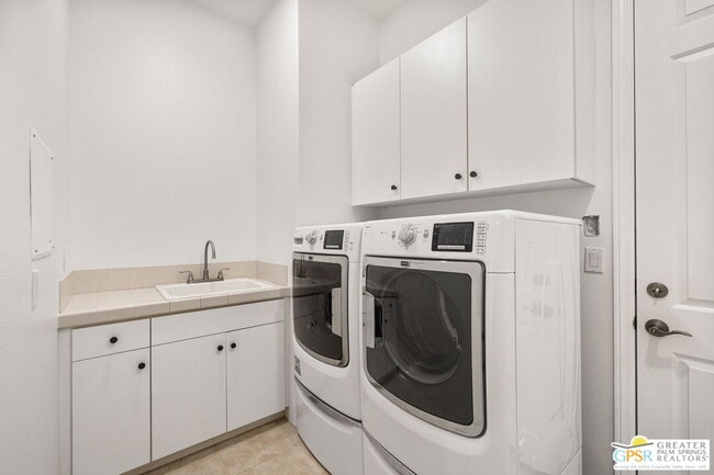 Building Photo - 4 Hillcrest Dr