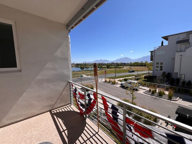 Building Photo - Modern 2 Bedroom Townhome with Stunning La...