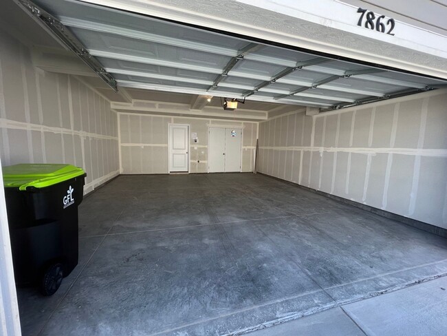 Building Photo - Immaculate Townhome Close to Woodmen and P...