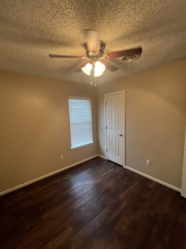 Building Photo - "Charming 3-Bedroom with 2 Full Baths in L...