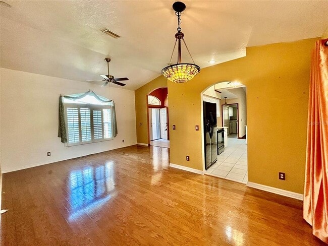 Building Photo - 25145 Mercedes Dr